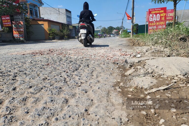 Đường tỉnh 325B qua trung tâm xã Hà Thạch cũ đã xuống cấp nhanh chóng. Ảnh: Tô Công.