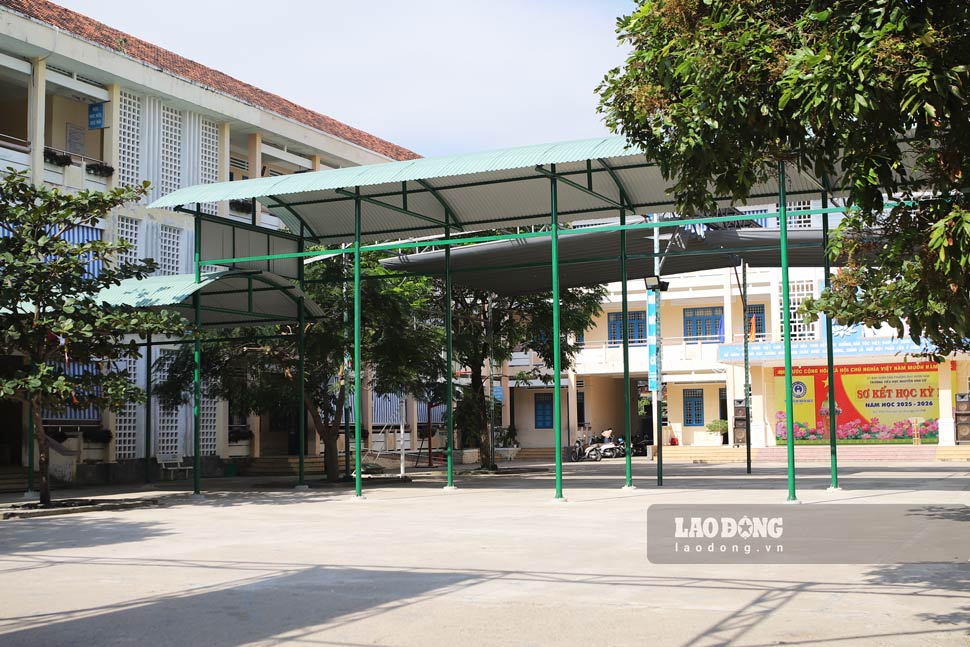 Mái che được lắp đặt từ khoản vận động của ban đại diện phụ huynh. Ảnh: Phụ huynh cung cấp