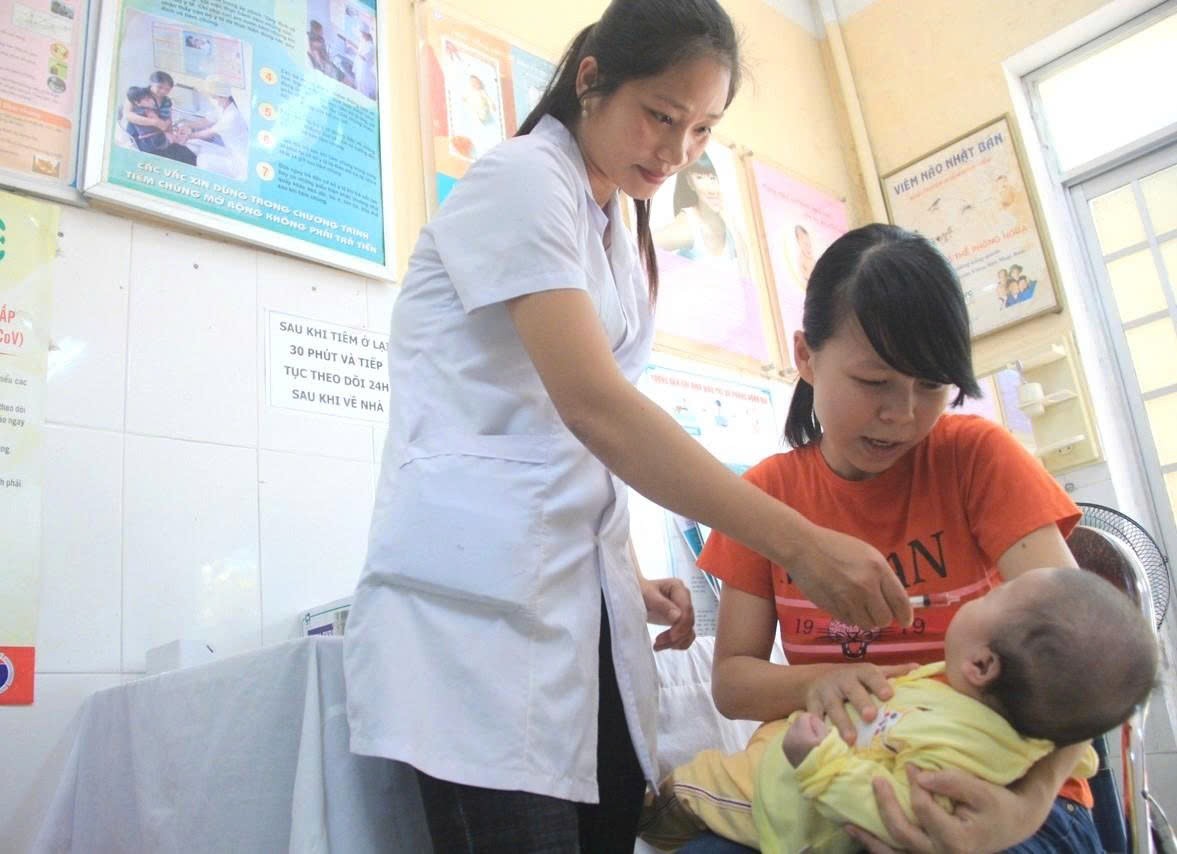 Nhiều trẻ em phải nhập viện vì bệnh hô hấp khi trời chuyển lạnh. Ảnh: Nguyễn Hoàng