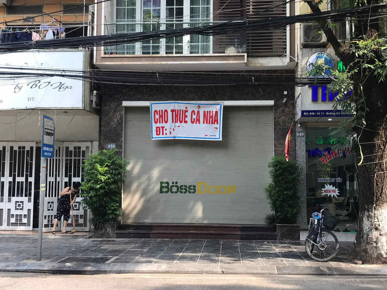 Nhiều nhà mặt phố phường Hòa Bình treo biển cho thuê sau thời gian dài khó bán. Ảnh: Yên San