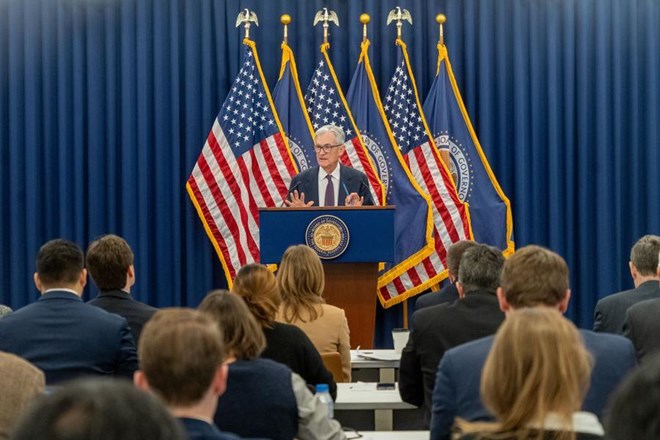 Fed giữ nguyên lãi suất, giá vàng phản ứng mạnh, chạm 5.500 USD/ounce