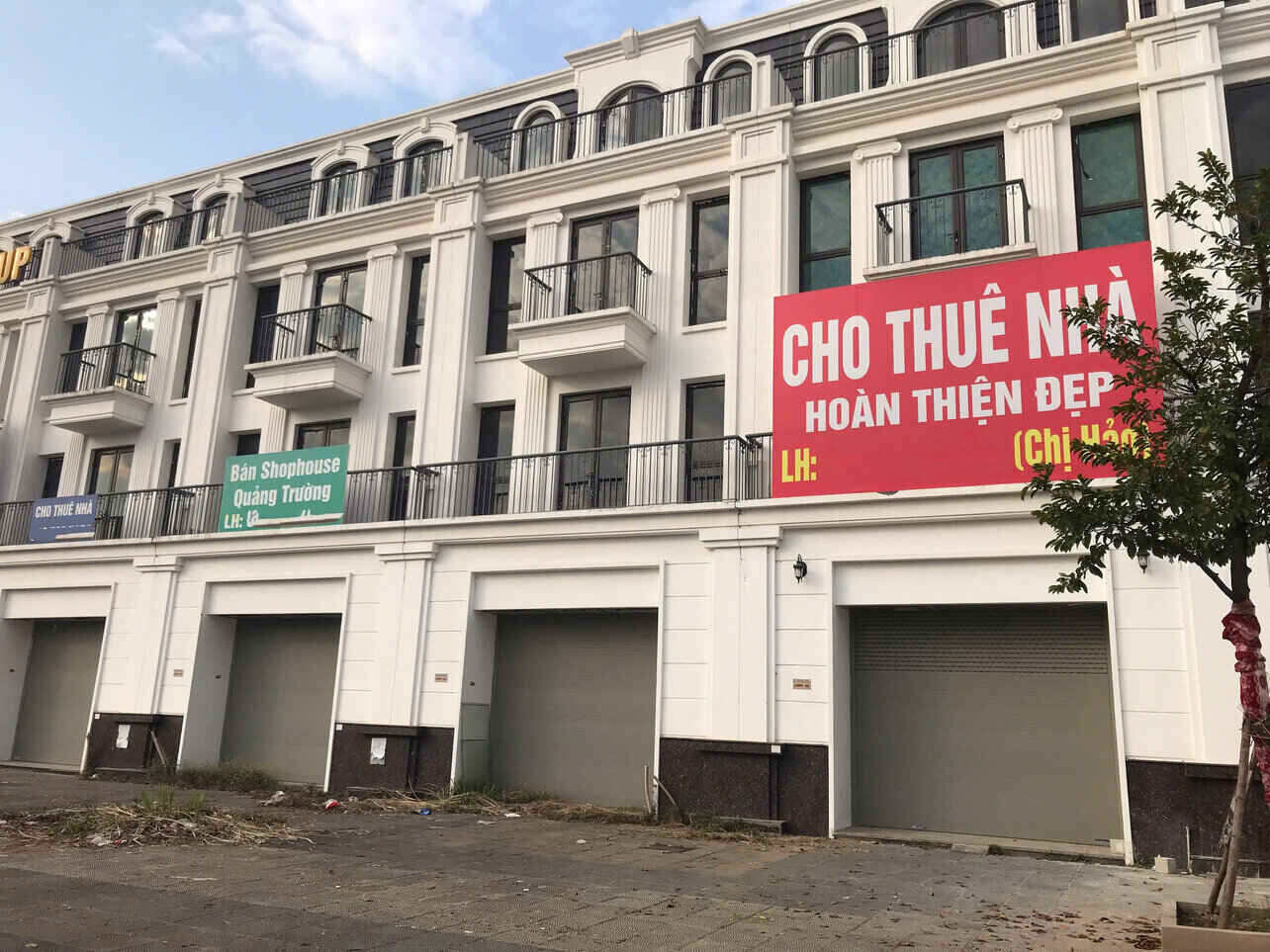 Nhiều căn shophouse ở khu vực trung tâm phường Hòa Bình rơi vào cảnh khó bán, khó cho thuê. Ảnh: Yên San