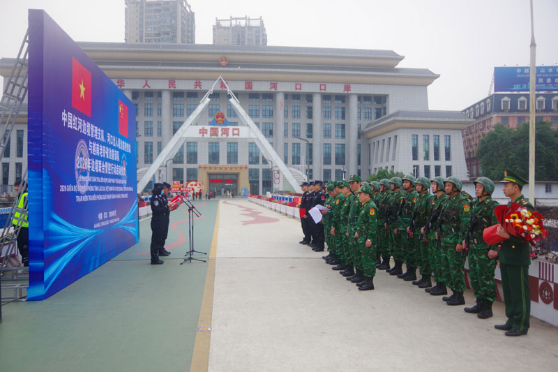 Lễ ra quân tại vạch phân định đường biên giới Cửa khẩu Quốc tế Lào Cai - Hà Khẩu. Ảnh: Trung Dũng