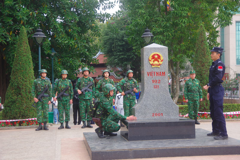Đội tuần tra liên hợp số 1 phía Việt Nam kiểm tra và chào cột mốc 102. Ảnh: Trung Dũng