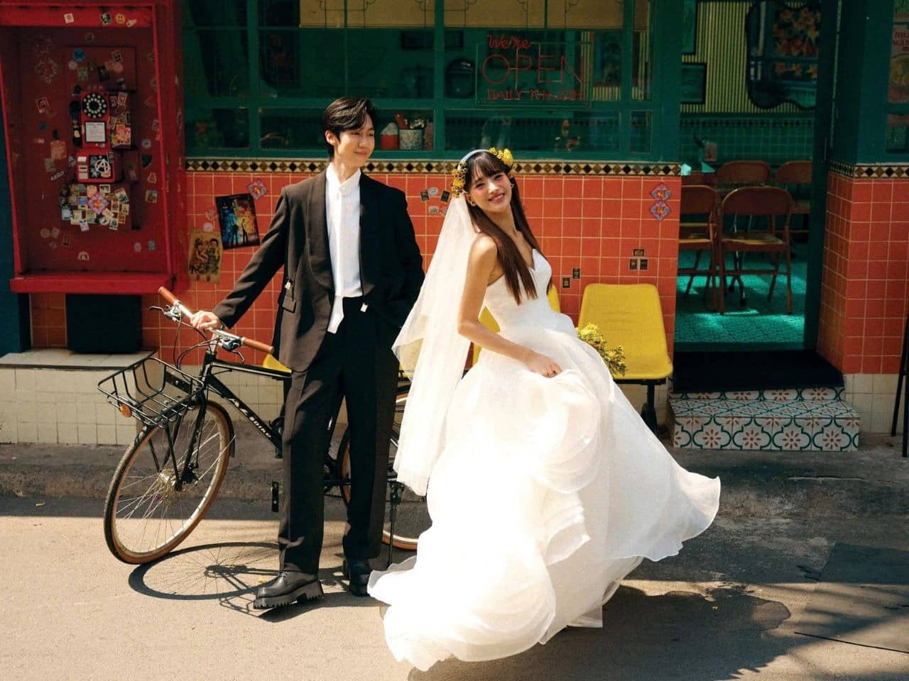 Nhiều cặp đôi đã lựa chọn chụp ảnh cưới cùng xe đạp. Ảnh Fely Wedding