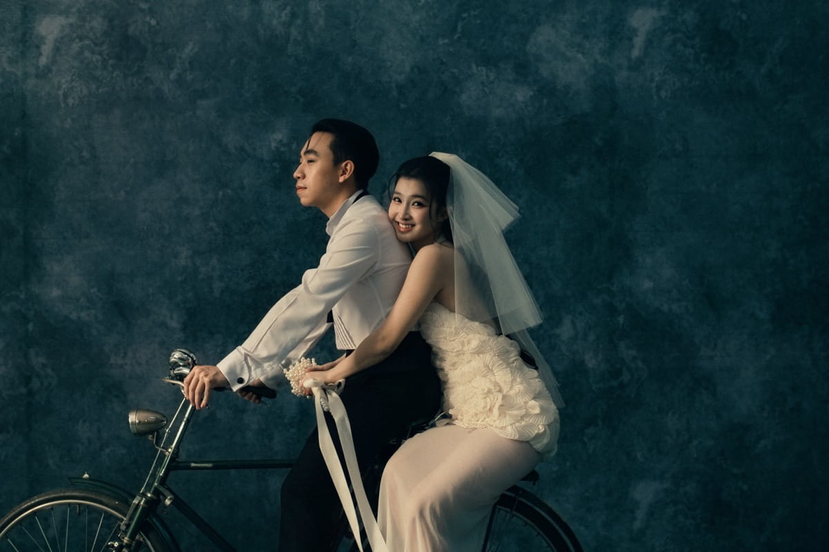 Á hậu Phương Nhi cùng ông xã chụp ảnh cưới bên xe đạp. Ảnh Vũ Mạnh Tuấn