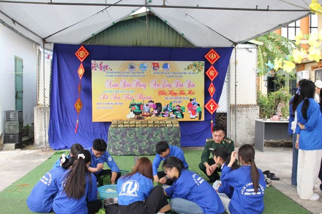 Bộ đội biên phòng Hưng Yên mang Tết ấm đến với dân vùng biển