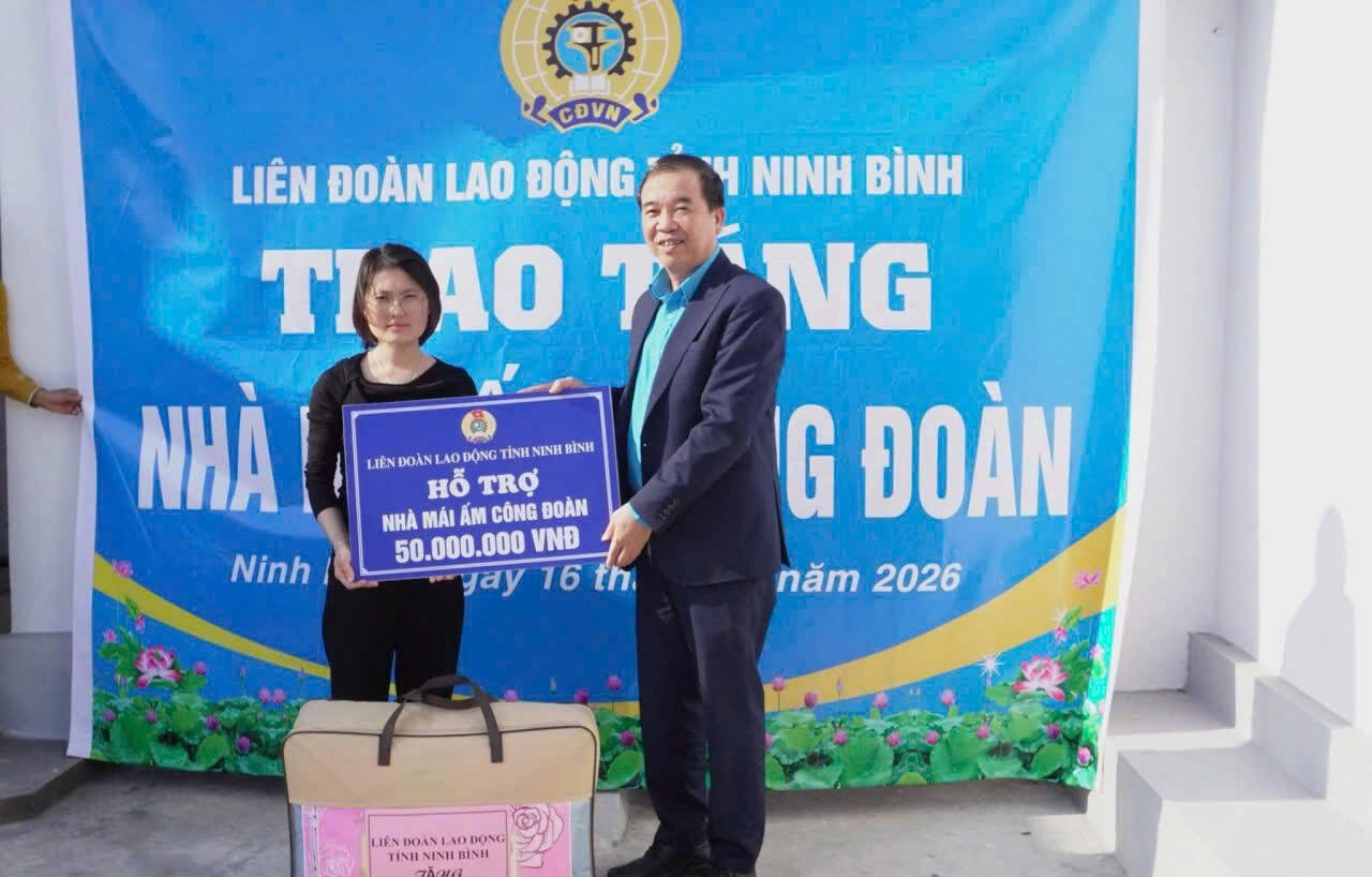 Lãnh đạo LĐLĐ tỉnh Ninh Bình trao hỗ trợ “Mái ấm công đoàn cho gia đình chị Đoàn Thị Xuân, đoàn viên CĐCS Công ty TNHH Dream Plastic Ninh Bình. Ảnh: Diệu Anh
