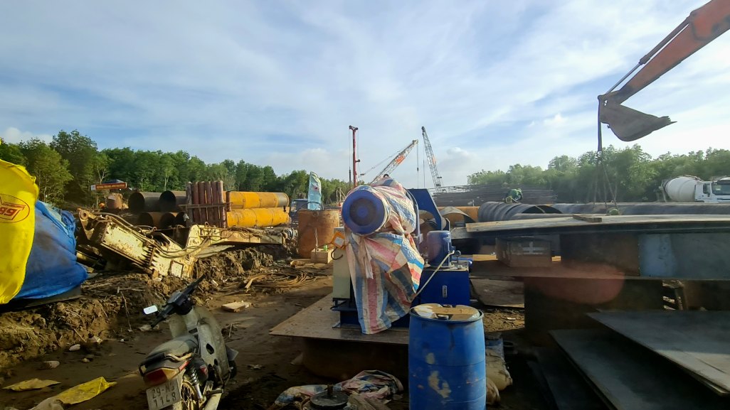 Cao tốc Cà Mau - Đất Mũi khẩn trương thi công. Ảnh: Nhật Hồ.