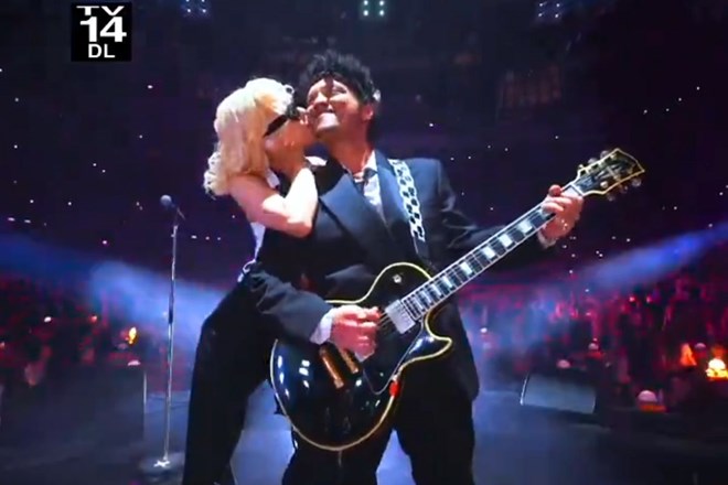 Rosé (Blackpink) hôn má Bruno Mars trên sân khấu Grammy 2026