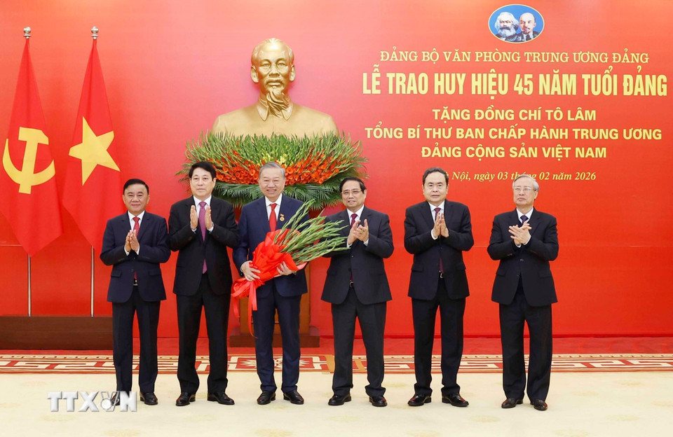 Các đồng chí lãnh đạo, nguyên lãnh đạo chủ chốt tặng hoa chúc mừng Tổng Bí thư Tô Lâm. Ảnh: TTXVN
