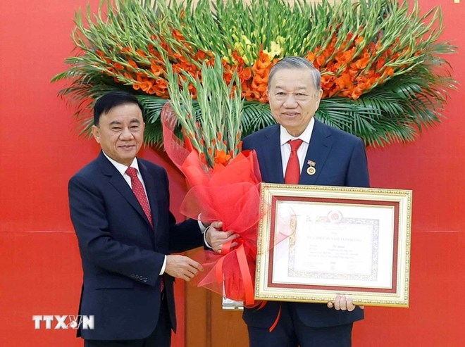 Tổng Bí thư Tô Lâm nhận Huy hiệu 45 năm tuổi Đảng