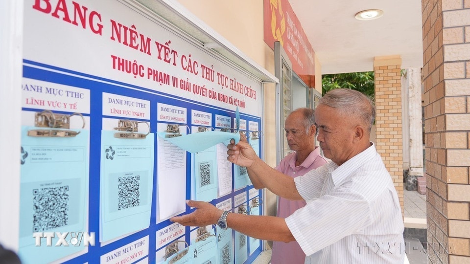 Người dân xã Hòa Hội, tỉnh Tây Ninh tra cứu thủ tục hành chính được niêm yết tại Trung tâm phục vụ hành chính công của xã (1/7/2025). (Ảnh: Minh Phú/TTXVN)