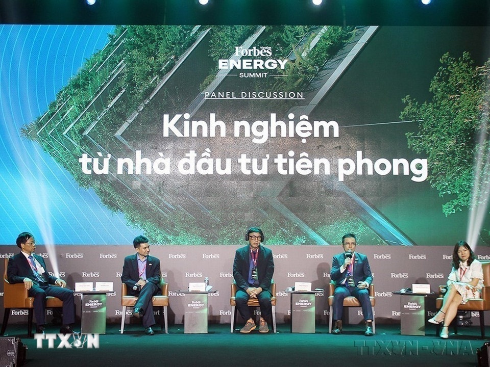 Đại diện các doanh nghiệp tham gia phiên thảo luận về kinh nghiệm nhà đầu tư tiên phong tại Hội nghị Năng lượng tái tạo “Cơ hội đầu tư vào năng lượng tái tạo