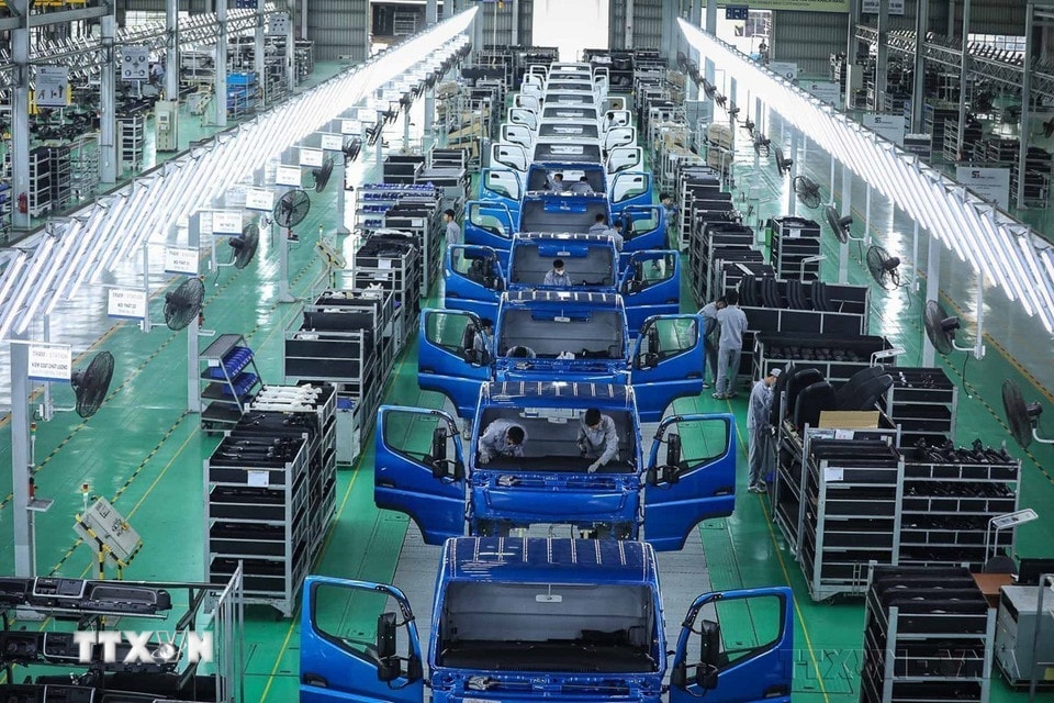 Công ty cổ phần Tập đoàn Trường Hải (THACO) đầu tư công nghệ hiện đại, áp dụng các công nghệ tiên tiến, tự động hóa và công nghệ 4.0 cùng lực lượng lao động được đào tạo bài bản, chuyên sâu để tối ưu hóa quy trình sản xuất, giảm chi phí và tăng độ chính xác, độ bền của sản phẩm, đáp ứng các tiêu chuẩn quốc tế. (Ảnh: TTXVN)