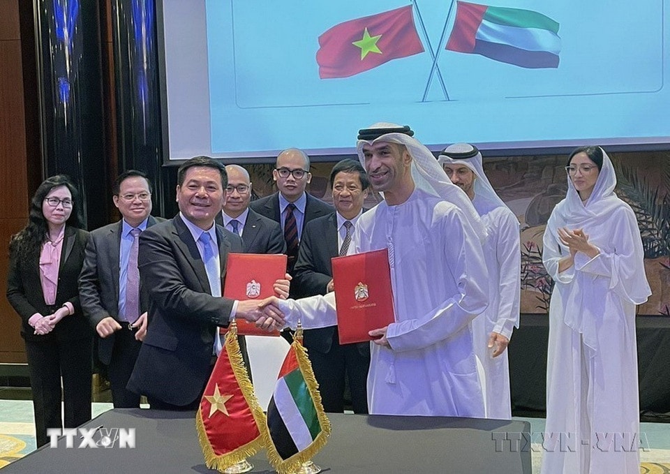 Bộ trưởng Bộ Công Thương Việt Nam Nguyễn Hồng Diên và Quốc vụ khanh, Bộ trưởng Bộ Ngoại thương UAE, Tiến sĩ Thani Bin Ahmed Al Zeyoudi tuyên bố cấp Bộ trưởng về việc khởi động đàm phán Hiệp định đối tác toàn diện Việt Nam-UAE (CEPA), ngày 6/4/2023. (Ảnh: TTXVN phát)