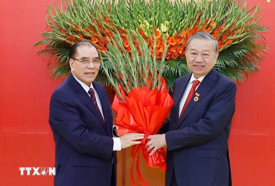 Nguyên Tổng Bí thư Nông Đức Mạnh tặng hoa chúc mừng Tổng Bí thư Tô Lâm. Ảnh: TTXVN
