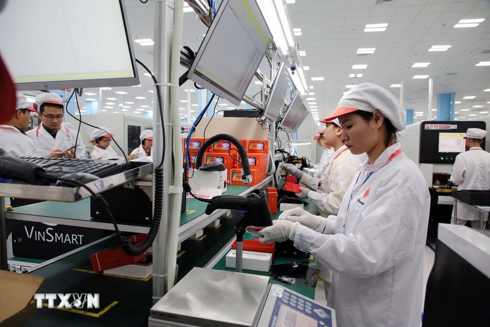 Hoạt động sản xuất tại Nhà máy sản xuất thiết bị điện tử thông minh của VinSmart (thuộc Tập đoàn Vingroup) nằm trong Khu công nghệ cao (CNC) Hòa Lạc. (Ảnh: Anh Tuấn/TTXVN)