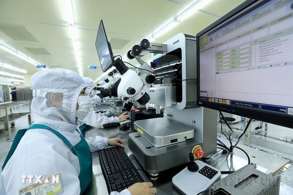 Các công nhân, kỹ thuật viên kiểm tra chất lượng sản phẩm bằng phương tiện máy móc hiện đại tại Công ty TNHH Hana Micron Vina (100% vốn đầu tư của Hàn Quốc), chuyên sản xuất và gia công bảng vi mạch tích hợp sử dụng cho điện thoại di động và các sản phẩm điện tử thông minh khác. (Ảnh: Tuấn Anh/TTXVN)