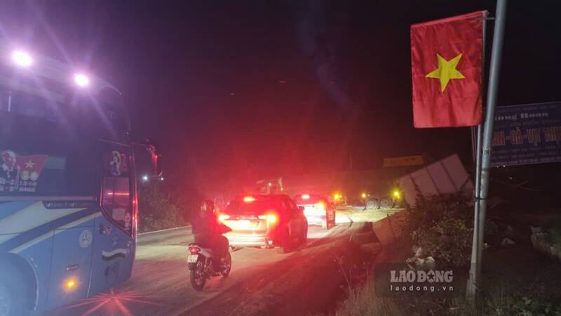 Tình trạng ùn tắc thường xuyên trên tuyến QL2 mỗi khi xe tải nặng ra vào bãi tập kết. Ảnh: Việt Bắc