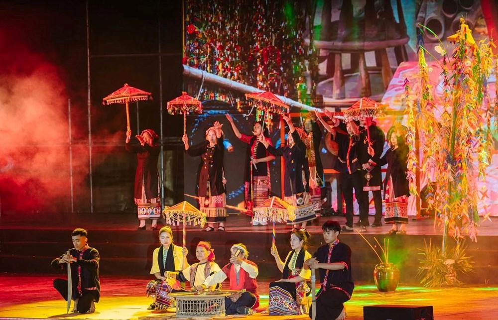 Tiết mục nghệ thuật tái hiện bản sắc văn hóa các dân tộc miền Tây Nghệ An tại chương trình “Sắc Xuân vùng cao – Ấm tình đồng bào”. Ảnh: Hải Dương