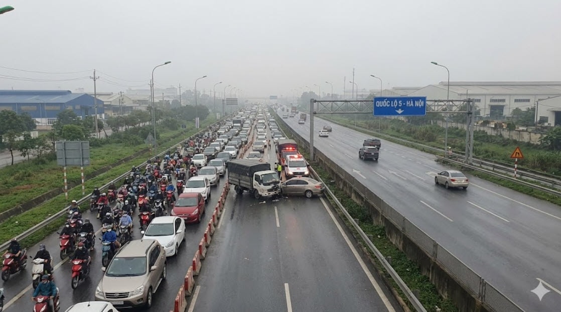 Va chạm trên Quốc lộ 5 khiến giao thông ùn tắc kéo dài trong giờ cao điểm sáng tại cửa ngõ Hà Nội.