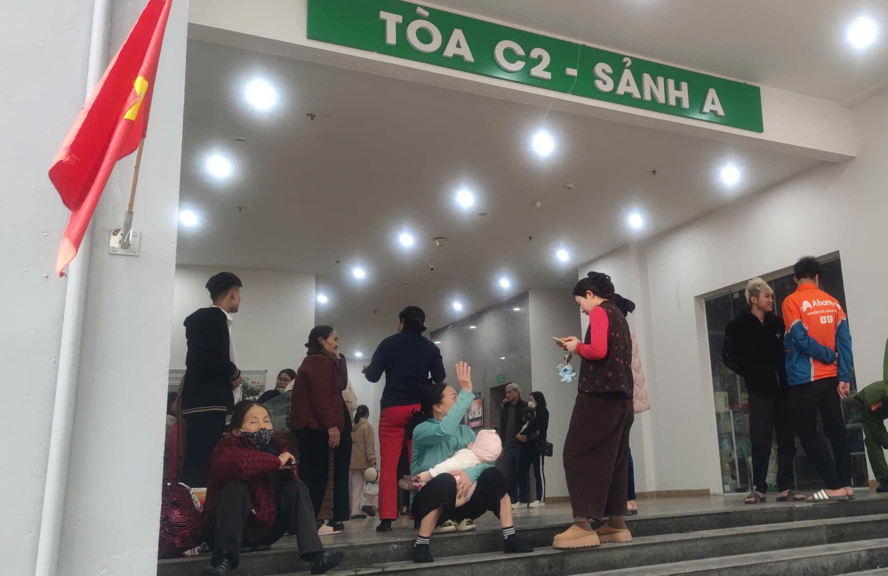 Người dân di chuyển xuống dưới sảnh tòa nhà khi có tín hiệu báo cháy. Ảnh: Anh Phùng