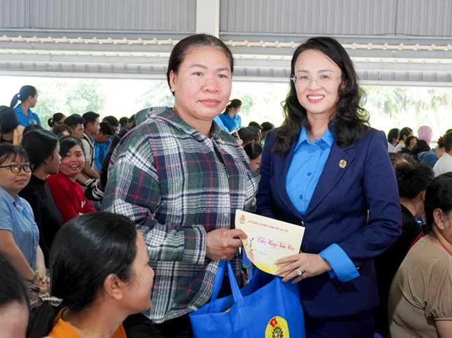 Thưởng Tết và những món quà giúp công nhân trang trải cuộc sống