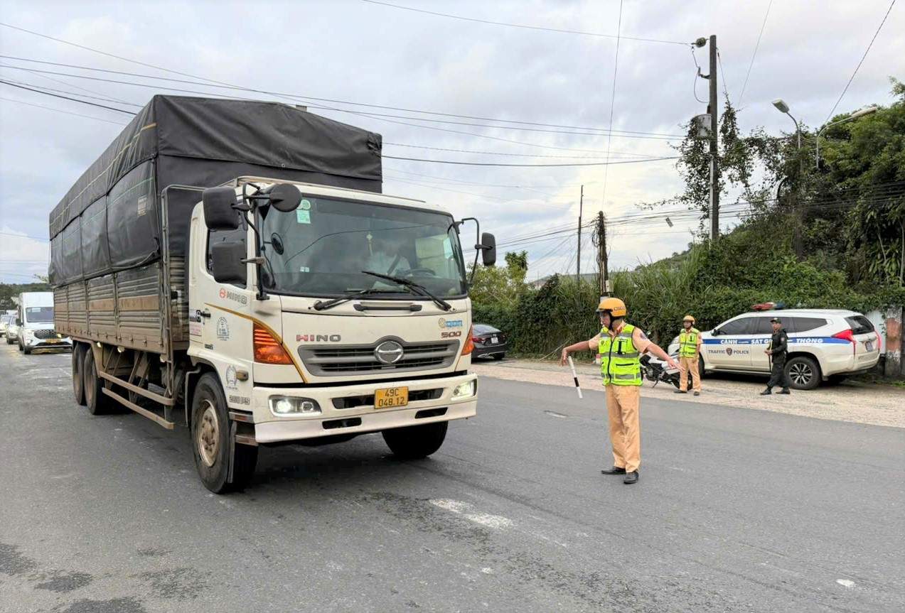 Trạm CSGT lập chốt kiểm tra, xử lý vi phạm trật tự an toàn giao thông trên Quốc lộ 20. Ảnh: Phúc Khánh