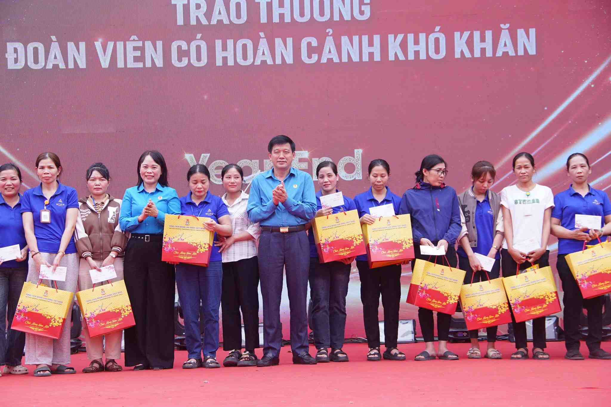 Ông Kha Văn Tám – Chủ tịch LĐLĐ tỉnh Nghệ An trao quà cho công nhân Công ty CP May Minh Anh Kim Liên tại chương trình Tết sum vầy 2026. Ảnh: Ngọc Anh