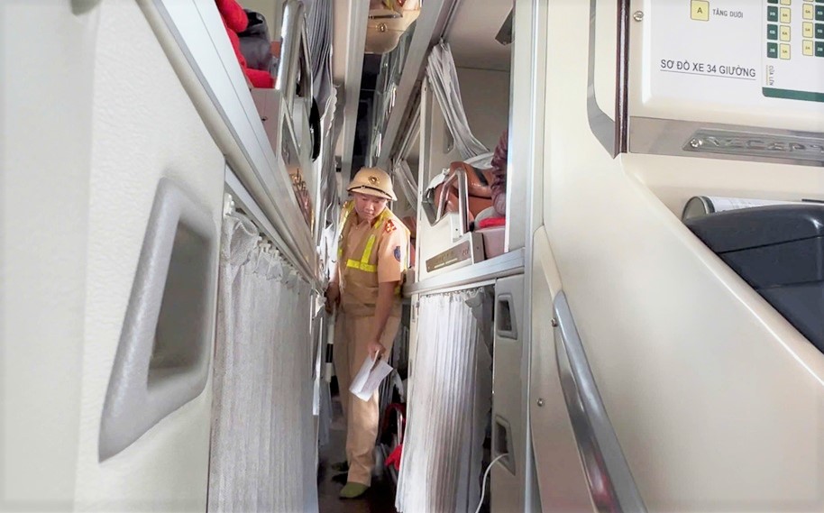 Công tác kiểm tra, xử lý vi phạm đối với phương tiện vận chuyển hành khách dịp Tết được tăng cường. Ảnh: Phúc Khánh