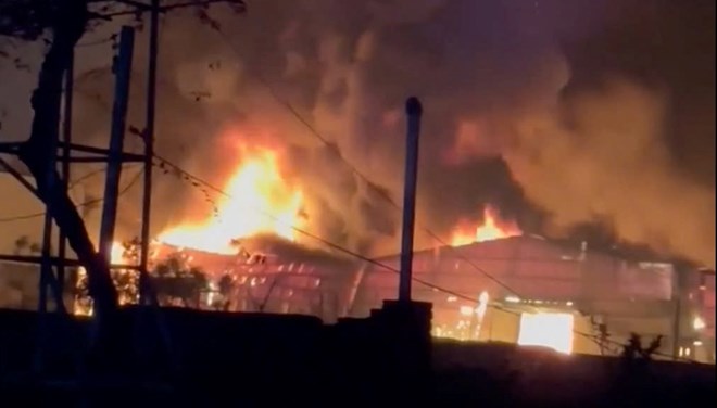 Cháy lớn trong đêm tại khu xưởng nhựa ở Hưng Yên