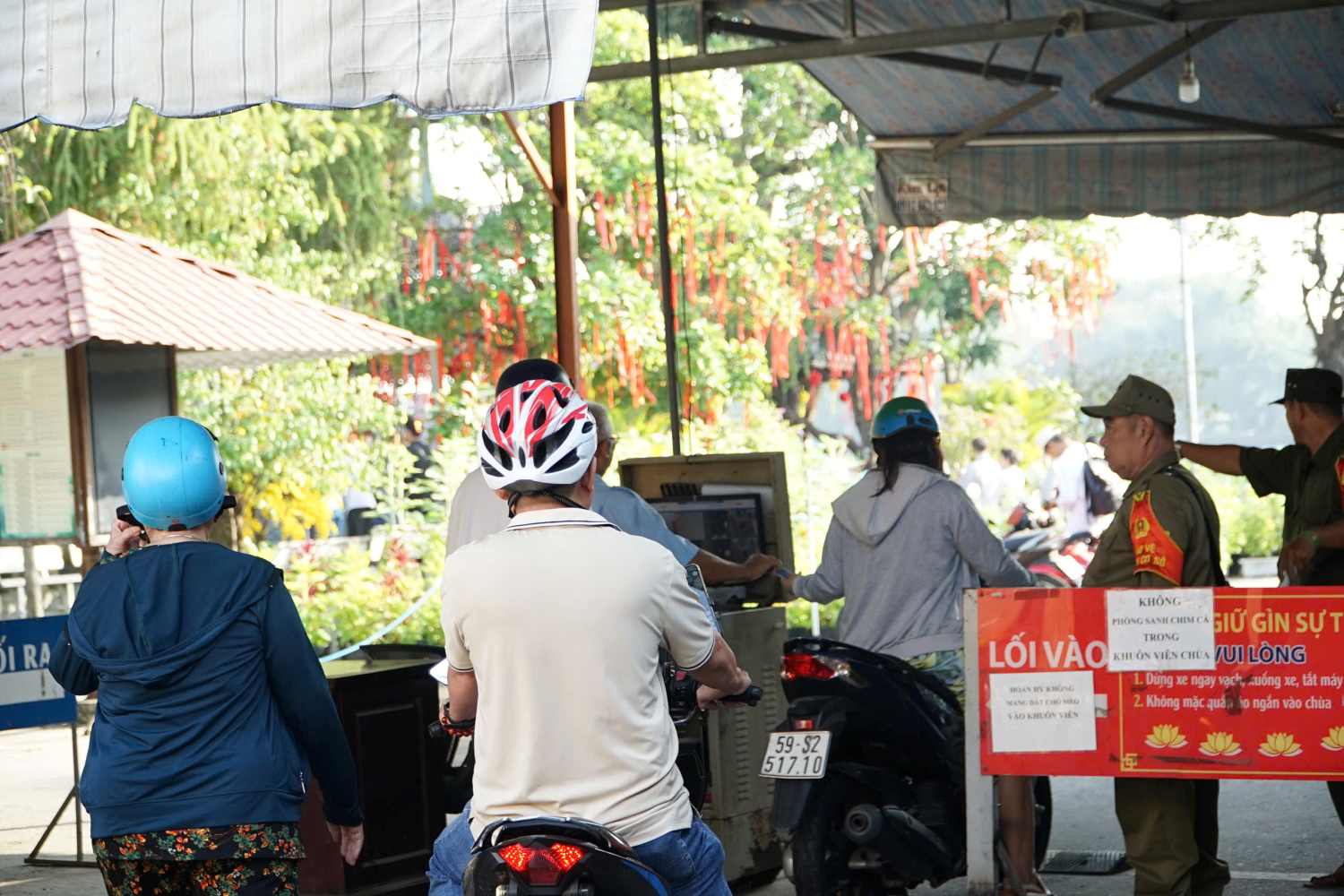 Chùa Diệp Pháp đông đúc người dân đến