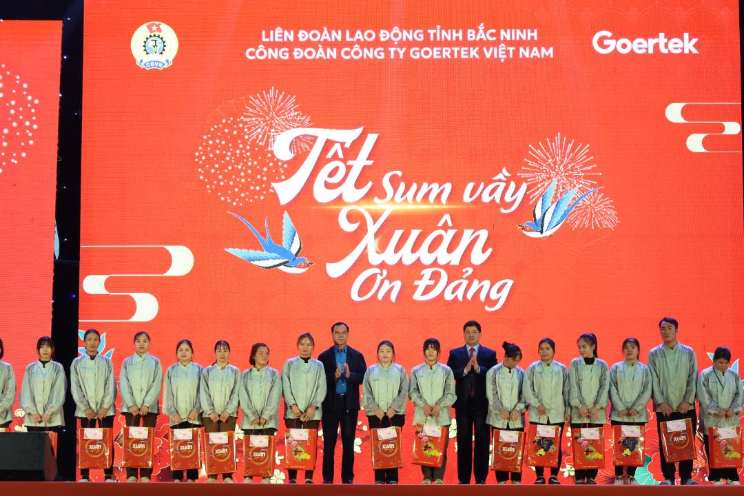 Lãnh đạo Tổng Liên đoàn Lao động Việt Nam và Tỉnh ủy Bắc Ninh tặng quà cho công nhân lao động tại Chương trình Tết sum vầy tại Công ty Goertek Việt Nam (tỉnh Bắc Ninh). Ảnh: Quyết Chiến