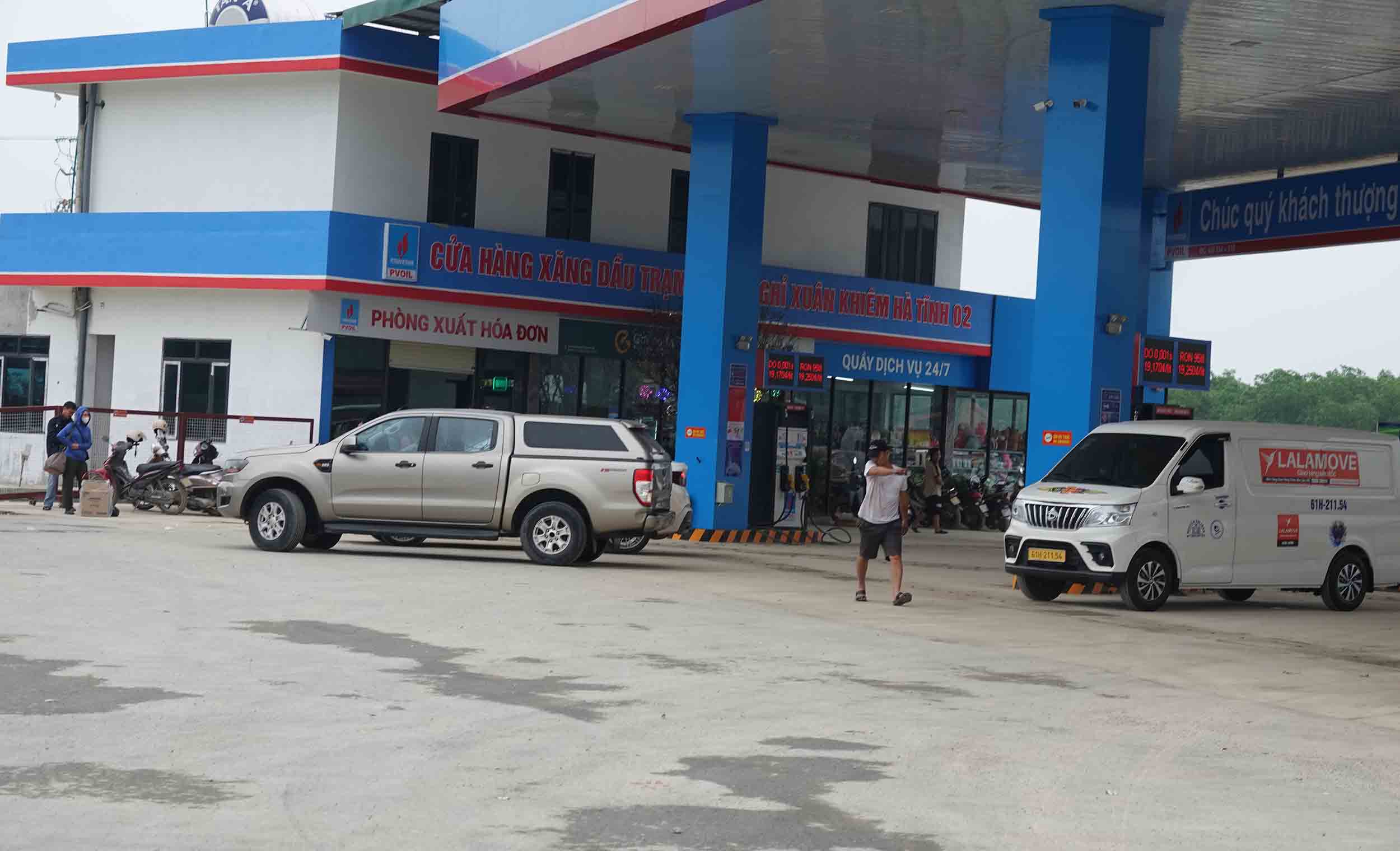 Vào nghỉ ngơi, ăn uống sau chặng đường dài trên cao tốc là nhu cầu tha thiết của nhiều tài xế. Ảnh: Trần Tuấn.