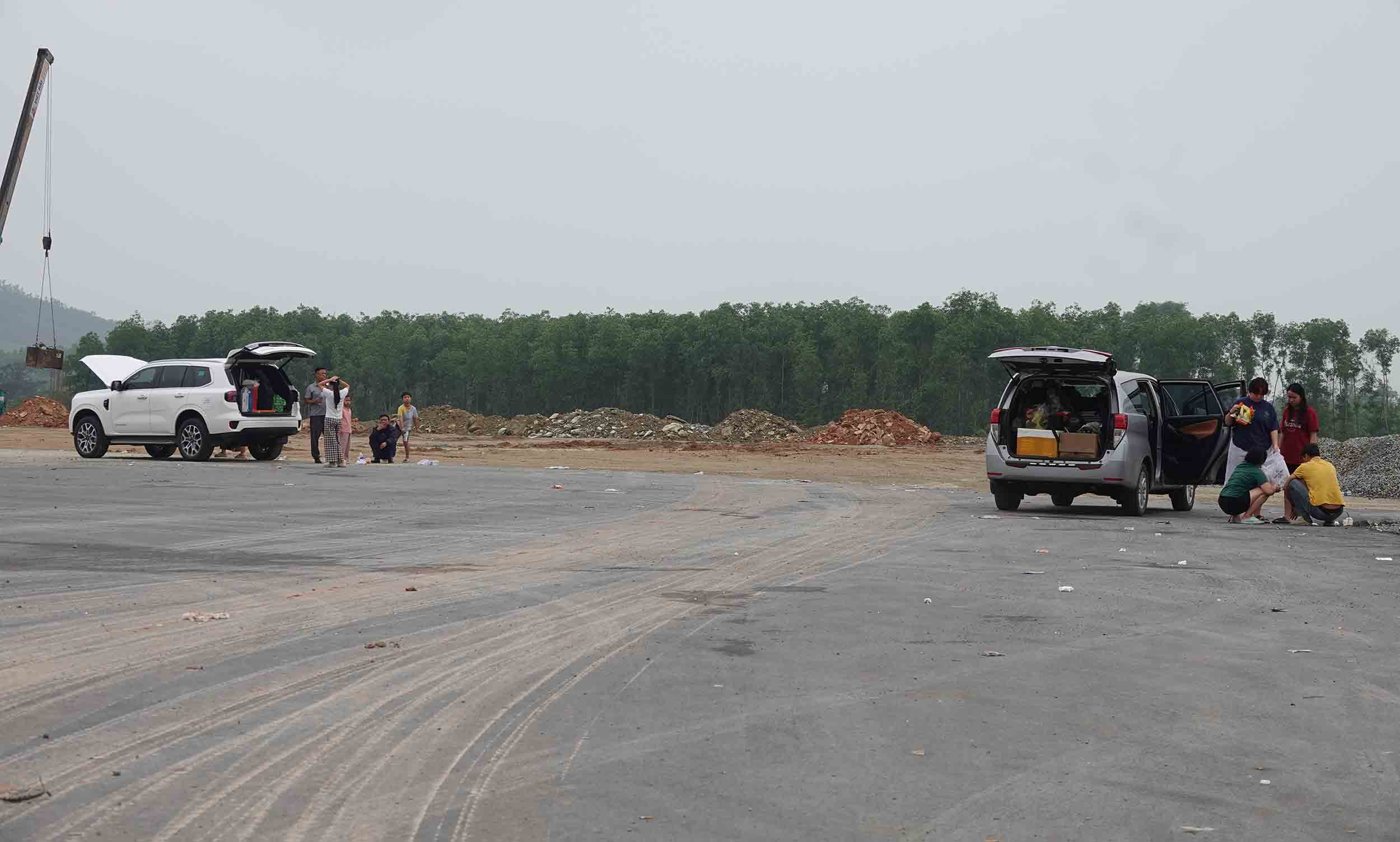 Nhiều gia đình đi xe con vào dừng nghỉ. Ảnh: Trần Tuấn.