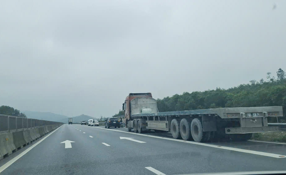 Do mới có  một trạm dừng nghi tạm trên suốt tuyến cao tốc qua Hà Tĩnh nên nhiều làn dừng khẩn cấp vẫn có nhiều phương tiện dừng đậu để nghỉ ngơi. Ảnh: Trần Tuấn.