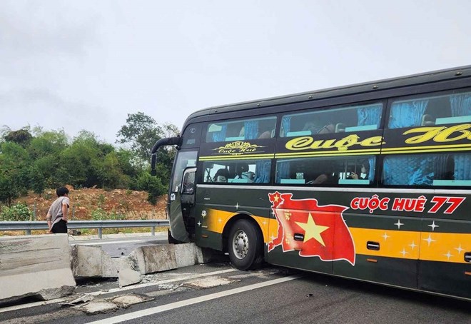 Xe khách mất lái trên cao tốc Cam Lâm - Vĩnh Hảo, giao thông ùn tắc kéo dài