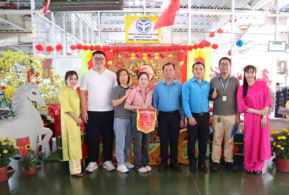 Ông Nguyễn Thanh Tuấn (thứ 4 từ phải sang) – Phó Chủ tịch Liên đoàn lao động tỉnh Đồng Tháp trao cờ lưu niệm cho cho các đội tham gia hội thi. Ảnh: Thanh Mai