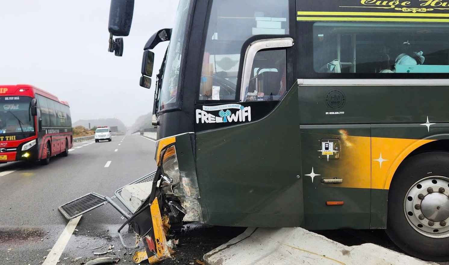 Mất lái trên cao tốc, xe khách quay ngang gần hầm Núi Vung