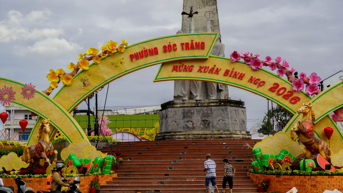 Không gian vòng xoay được trang trí 6 cụm tiểu cảnh rực rỡ phục vụ người dân du xuân, chụp ảnh dịp Tết. Ảnh: Phương Anh