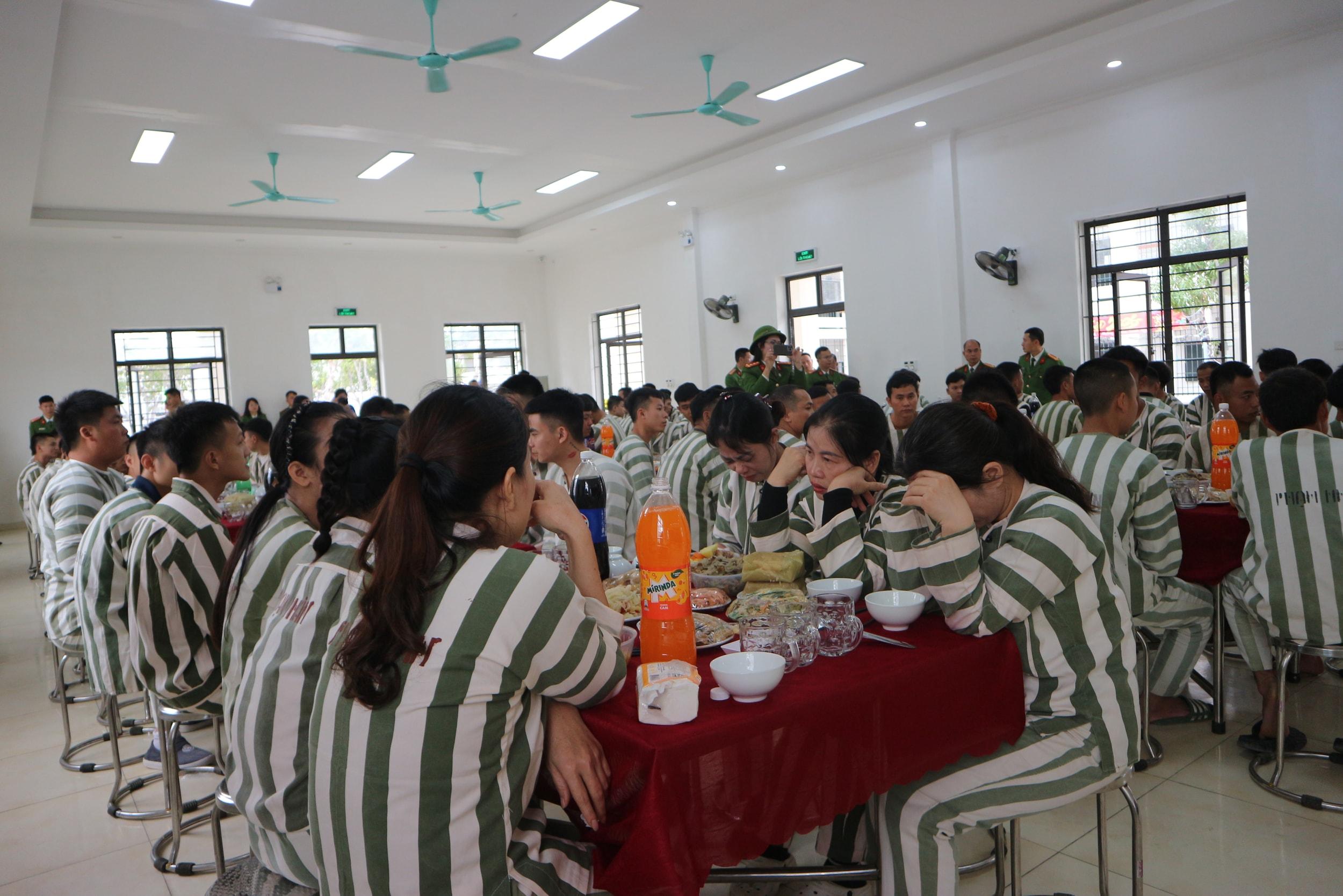 Nhiều phạm nhân rơi nước mắt, xúc động tại bữa cơm tất niên