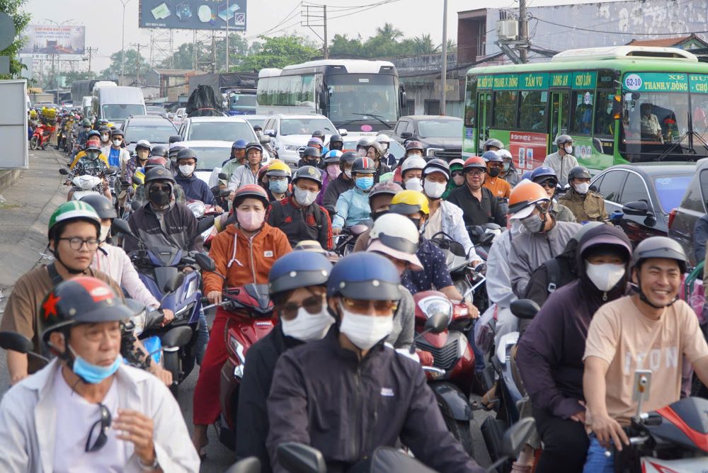 Phương tiện di chuyển chậm tại khu vực cửa ngõ phía Tây TPHCM.