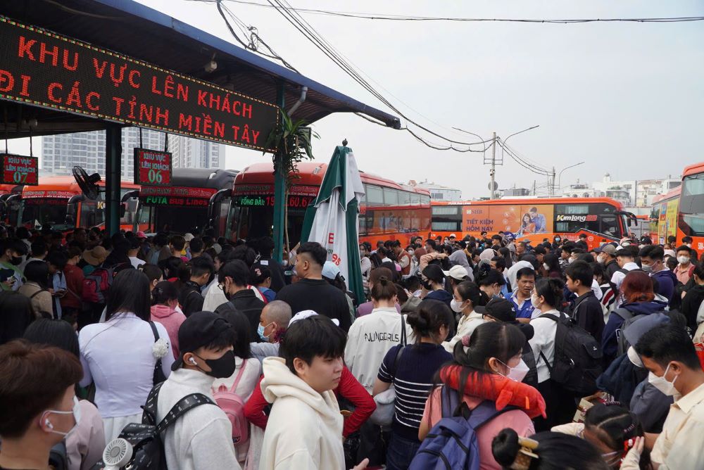 Khu vực quầy vé của Nhà xe Phương Trang đông nghịt khách.