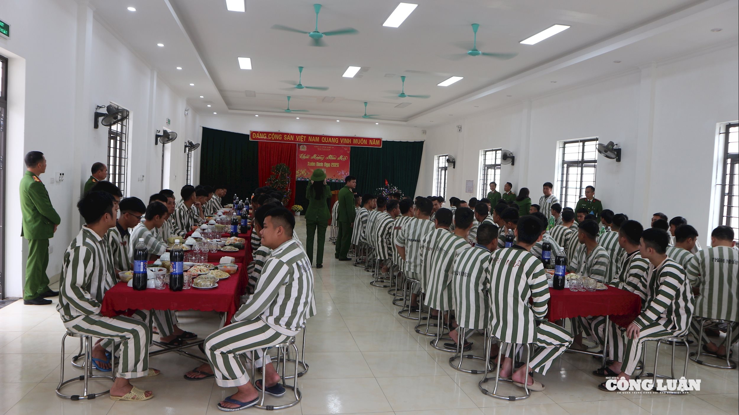 Trong không khí ngày cận Tết, các phạm nhân háo hức khi được dự bữa cơm tất niên do Ban Giám thị trại tổ chức.