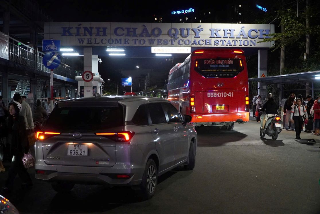 Ôtô khách từ các tỉnh miền Tây nối đuôi nhau rẽ vào Bến xe Miền Tây.