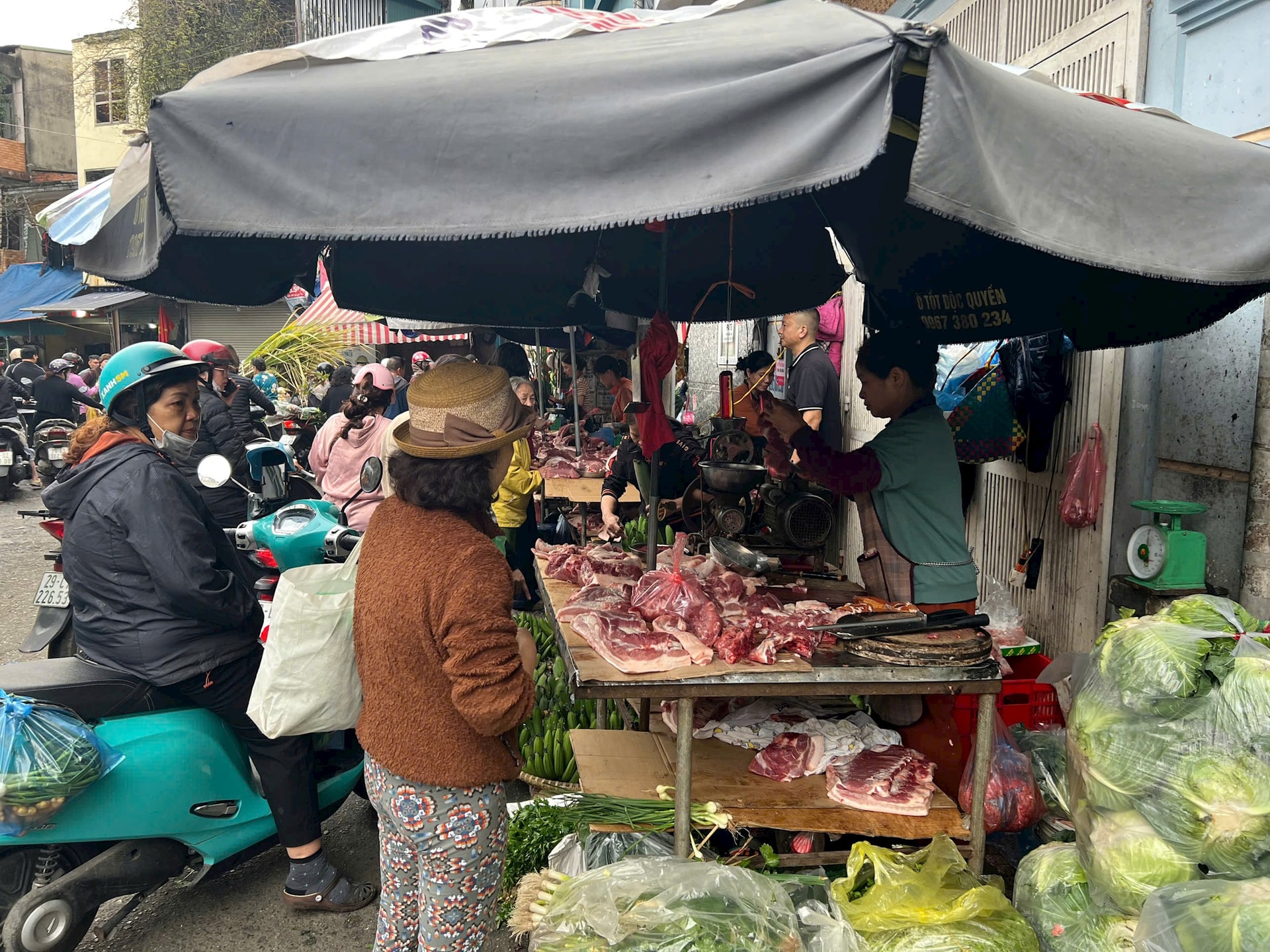 Giá thịt lợn chỉ nhích nhẹ so với hôm qua. Ảnh: Lam Gia