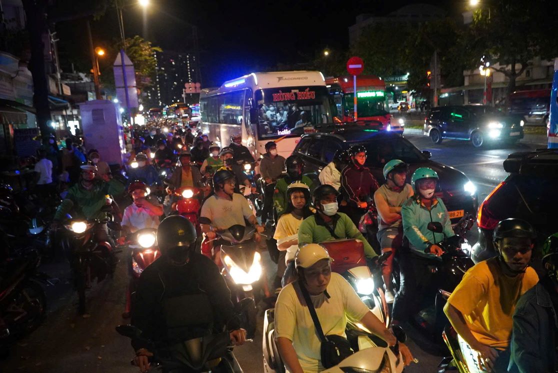 Đường vào Bến xe Miền Tây ùn ứ lúc nửa đêm.