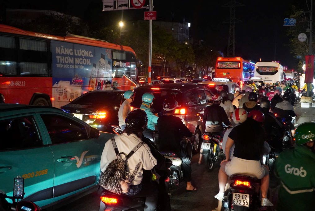 Dòng xe kéo dài hàng trăm mét trên tuyến Kinh Dương Vương.