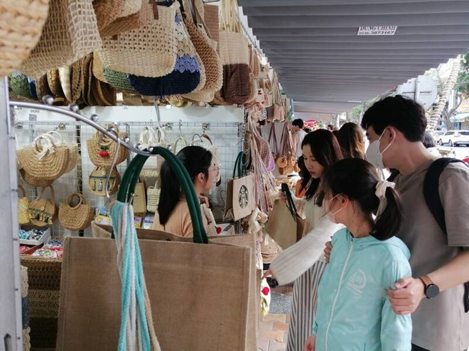 Nhiều gia đình trẻ ở Hà Nội lựa chọn đi du lịch xuyên Tết